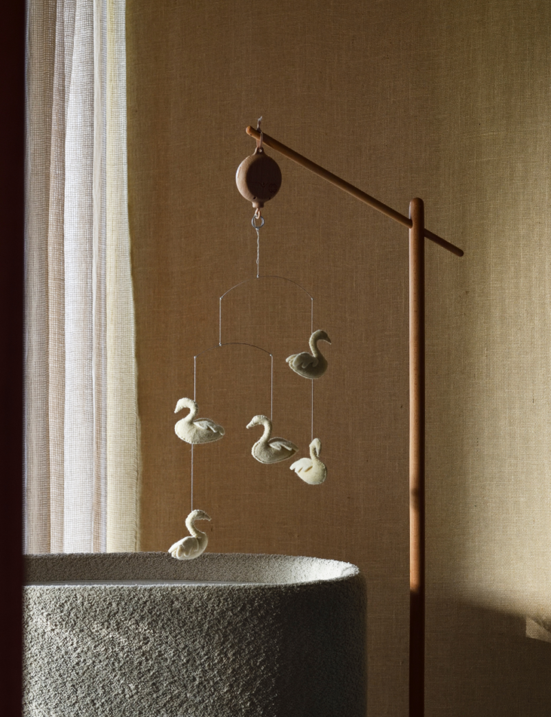 Shiko Swans Wooden Stand 25